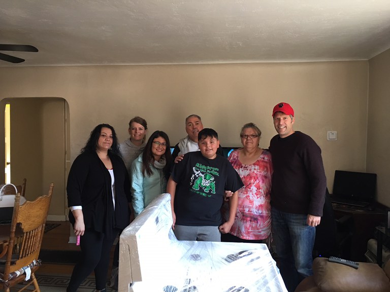 Mayor Keller delivers a stove to a family in need.