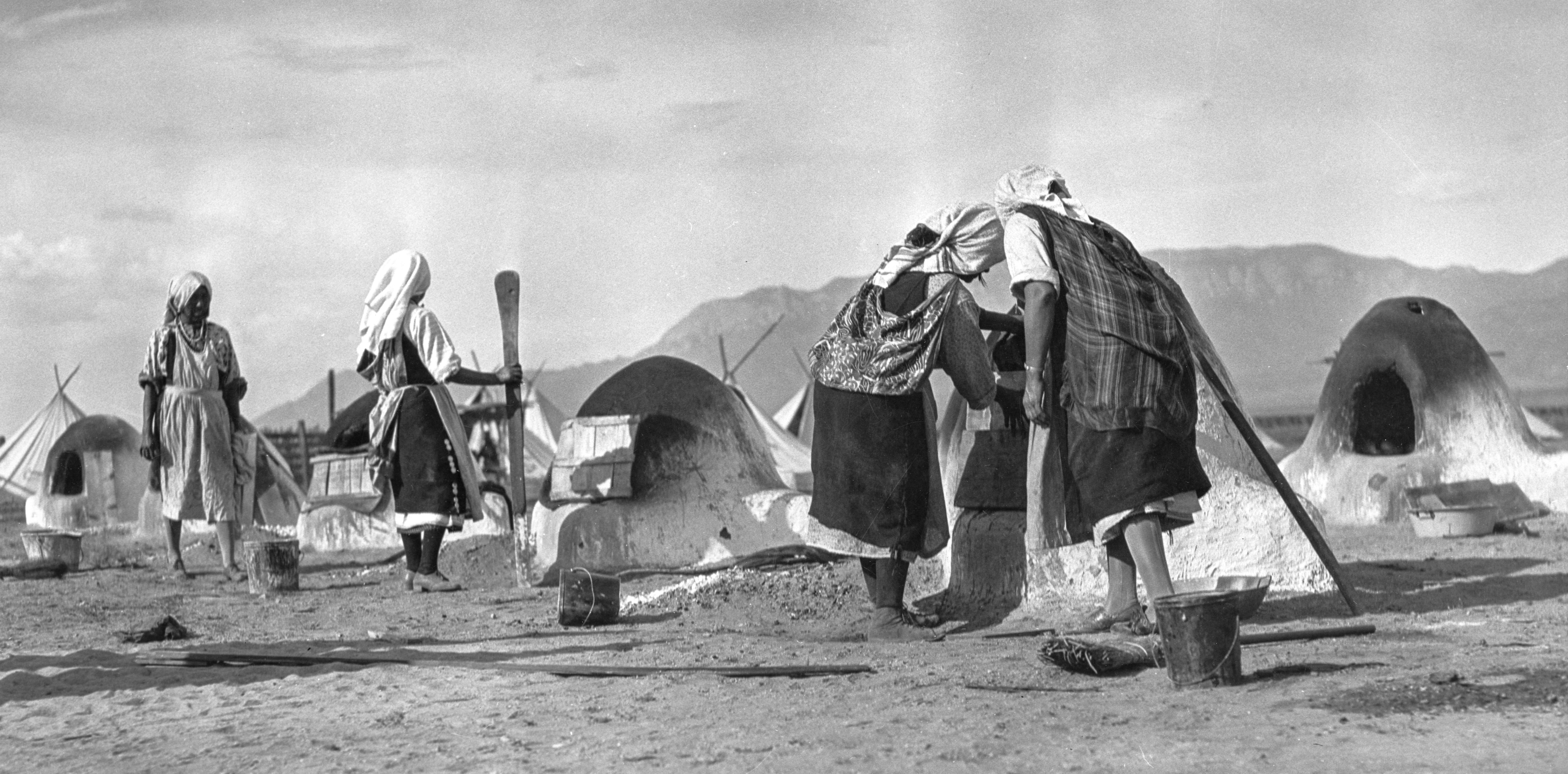 Hanna & Hanna, Women working with hornos, ca. 1930