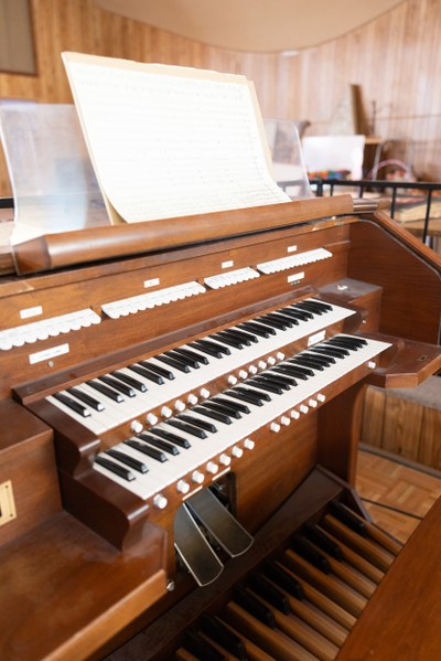 An organ with 2 levels of keys.