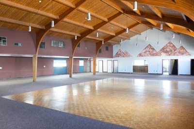 A dance floor in a large room with vaulted sealings.