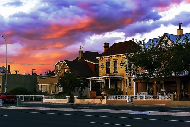 The Difference Between Neighborhood Associations & Homeowners Associations