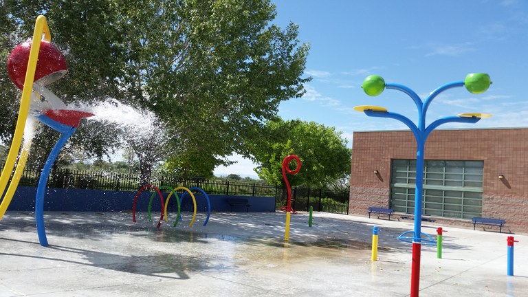 https://www.cabq.gov/parksandrecreation/images/aquatics/outdoor-pools/cesar-chavez-spray-pad.jpeg/@@images/eeb28794-bf85-4dcd-b5db-6b908708166d.jpeg