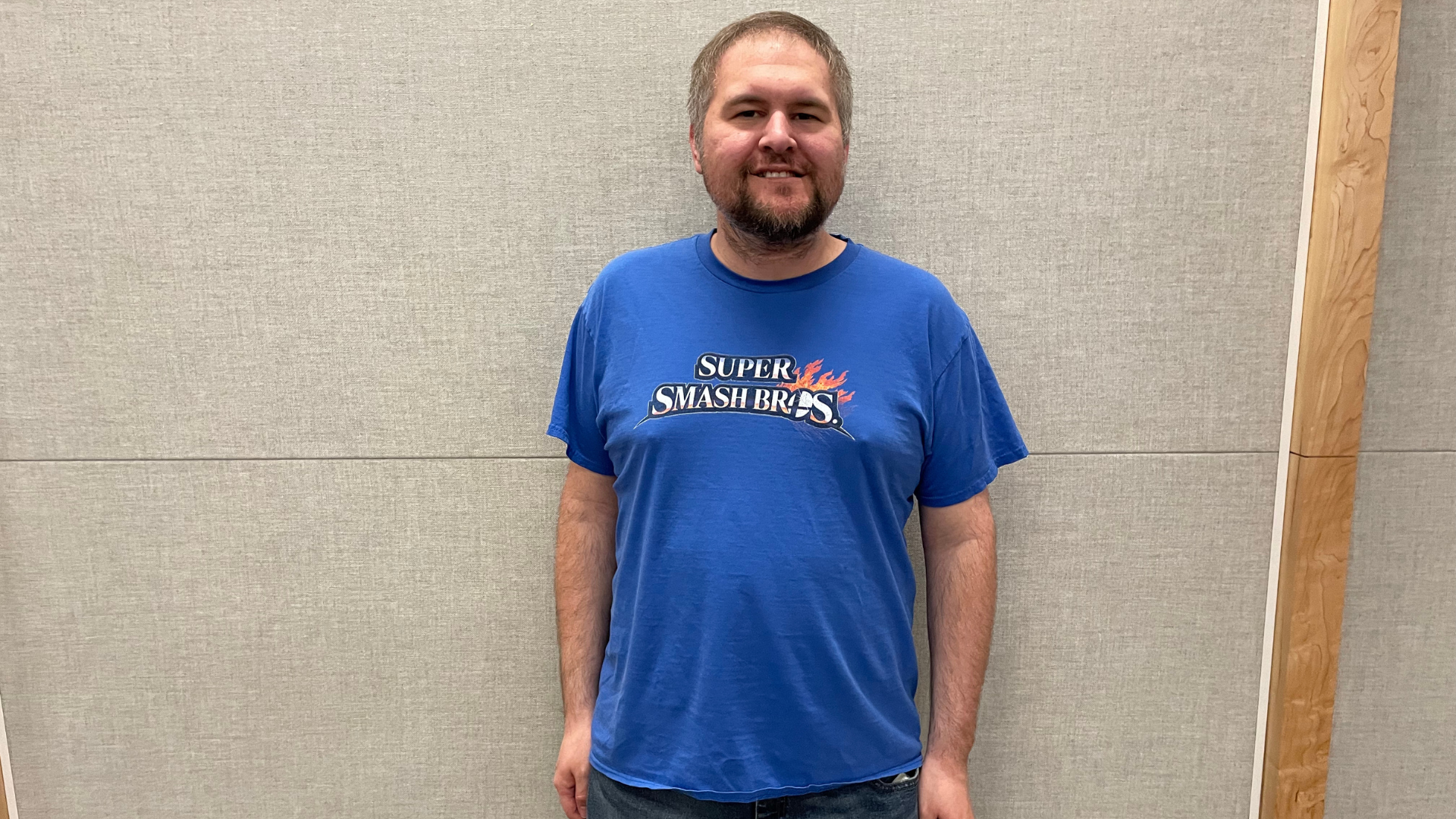 The Smash champion shows his love for the game by wearing his Smash T Shirt.