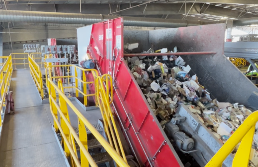 Final plastics and metals moving through automated sorting,