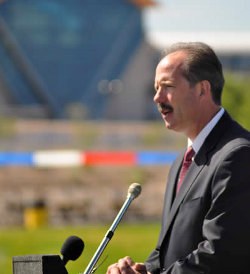 Mayor Berry Speaks at Balloon Fiesta Park